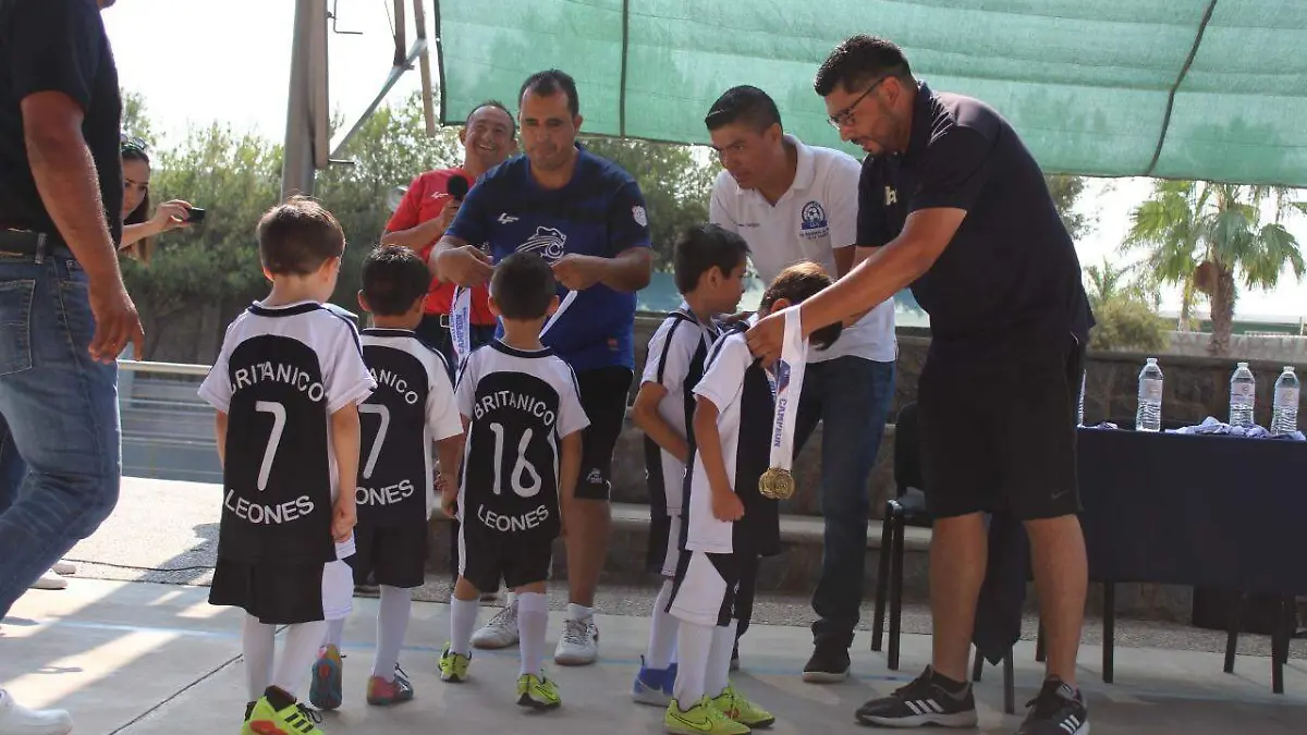 10 Entregan medallas a equipos infantiles de la LEFL